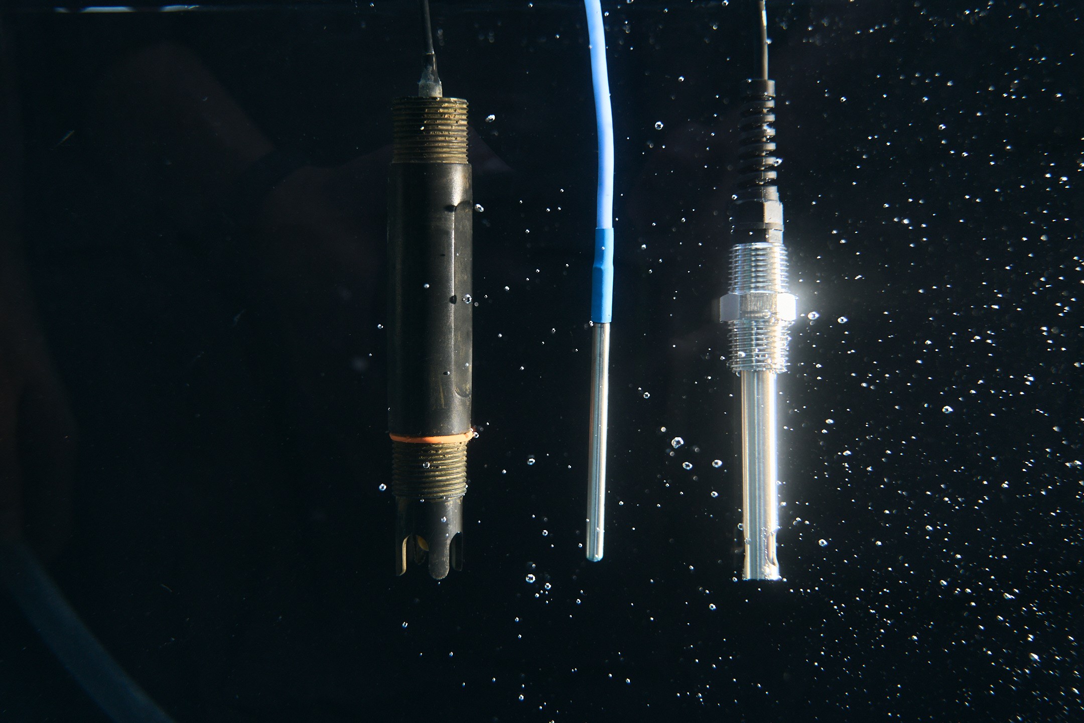 (左:酸鹼度電極,中:溫度探頭,右:導電度電極)